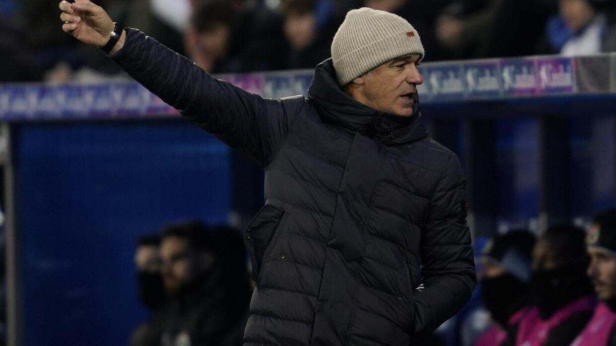 Luis García da instrucciones durante el partido ante el Racing