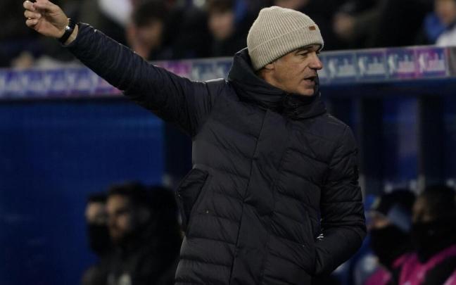 Luis García da instrucciones durante el partido ante el Racing