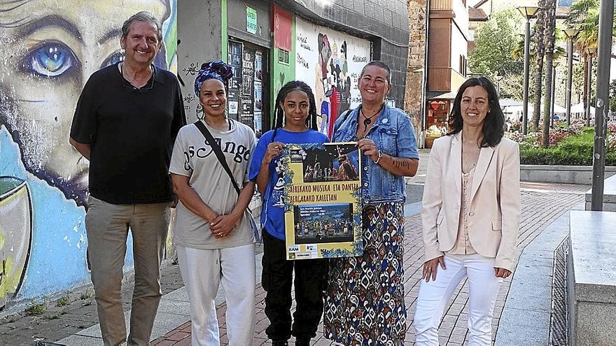 Moñux, Koroma, su hija, la bailarina Isheba Mc Kulsky, la edil Kristina Markina y la técnico  Maider Osa.