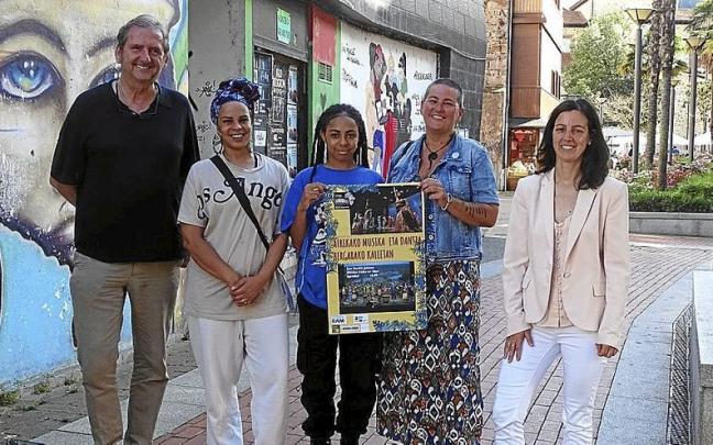 Moñux, Koroma, su hija, la bailarina Isheba Mc Kulsky, la edil Kristina Markina y la técnico Maider Osa. Moñux, Koroma, su hija, la bailarina Isheba Mc Kulsky, la edil Kristina Markina y la técnico Maider Osa.
