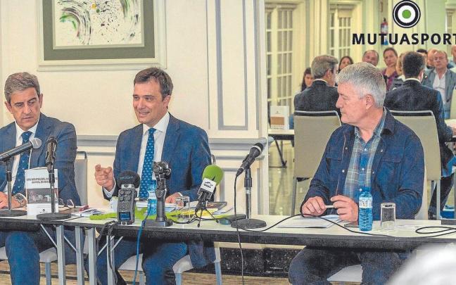 José María Mancheño, presidente de la Federación de Andalucía, presidente de Mutuasport; Santiago Ballesteros, autor del libro, abogado y experto cinegético y Cristian Gortázar, D. Veterinario, experto en s