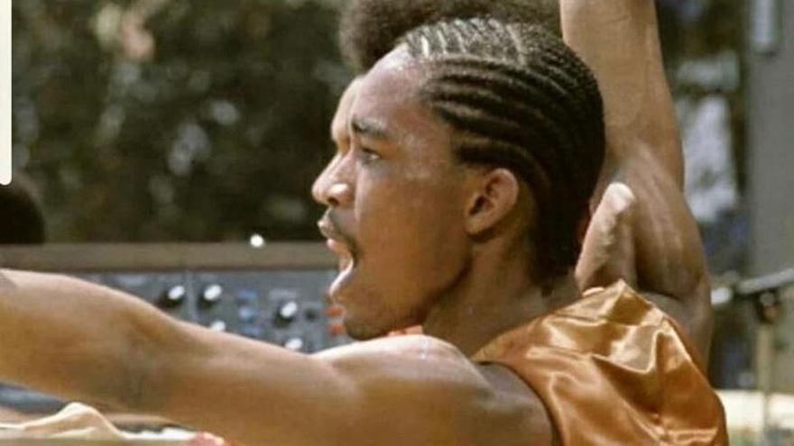 Fred White, batería de Earth, Wind & Fire, durante una actuación.