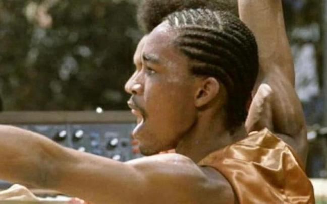 Fred White, batería de Earth, Wind & Fire, durante una actuación.