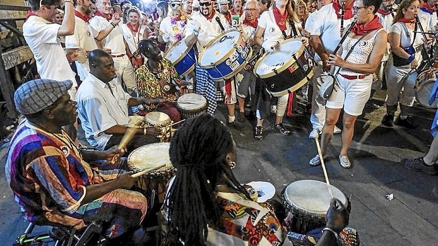 Los txistus y tambores se acoplan a la música de la calle.