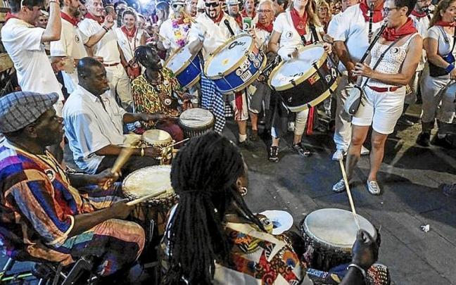 Los txistus y tambores se acoplan a la música de la calle.
