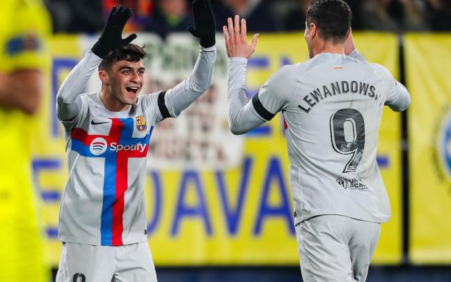 Pedri celebra con Lewandowski su gol.