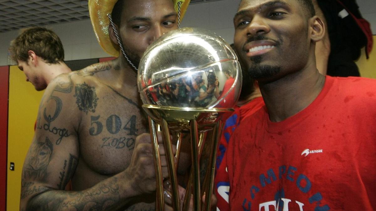 Mickeal y McDonald besan la Copa del Rey conquistada ante el Unicaja en 2009 en Madrid
