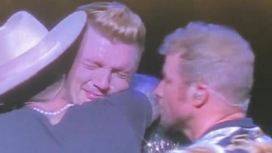 Nick Carter, llorando en pleno concierto y consolado por sus compañeros.