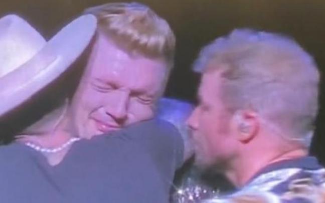 Nick Carter, llorando en pleno concierto y consolado por sus compañeros.