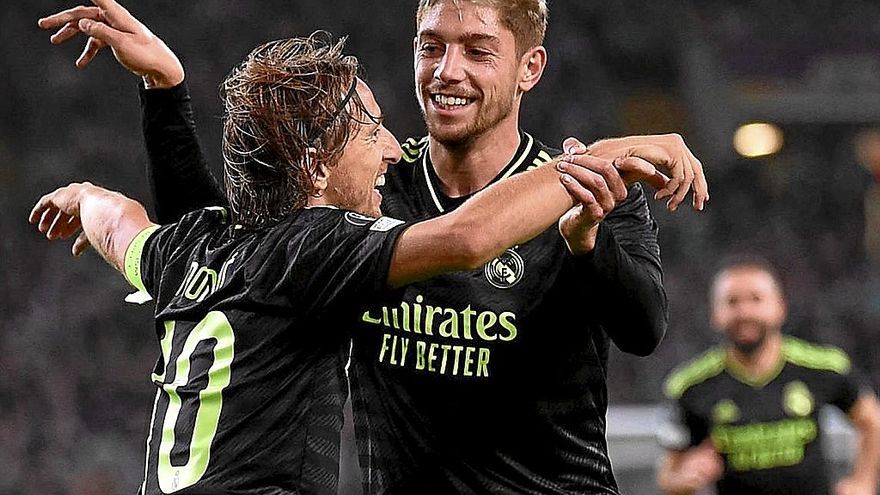 Modric celebra con Fede Valverde el segundo gol al Celtic. | FOTO: AFP