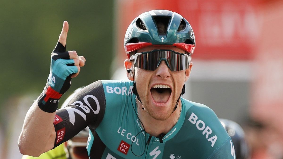 Bennett festeja el triunfo en la segunda etapa de la Vuelta.