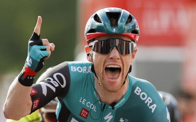 Bennett festeja el triunfo en la segunda etapa de la Vuelta.
