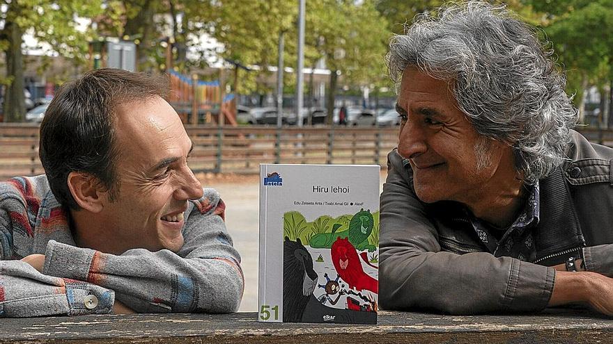 Edu Zelaieta Anta y Txabi Arnal Gil junto a un ejemplar de su nueva creaci&oacute;n.