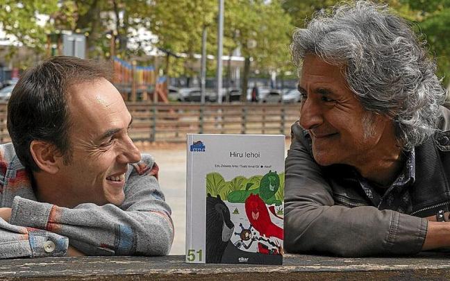 Edu Zelaieta Anta y Txabi Arnal Gil junto a un ejemplar de su nueva creaci&oacute;n.