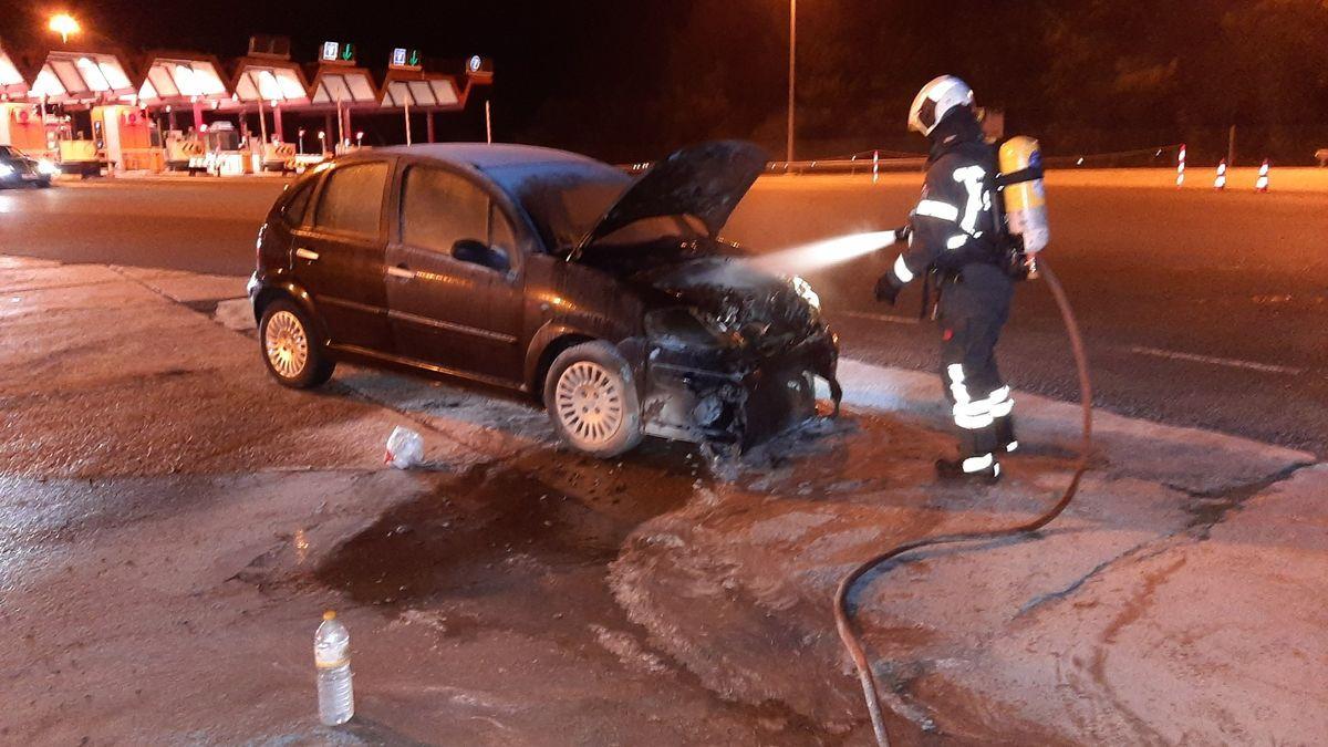 Un bombero sofoca el fuego en el motor