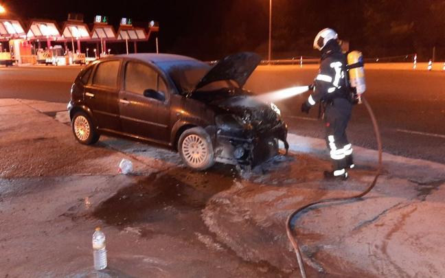 Un bombero sofoca el fuego en el motor Un bombero sofoca el fuego en el motor