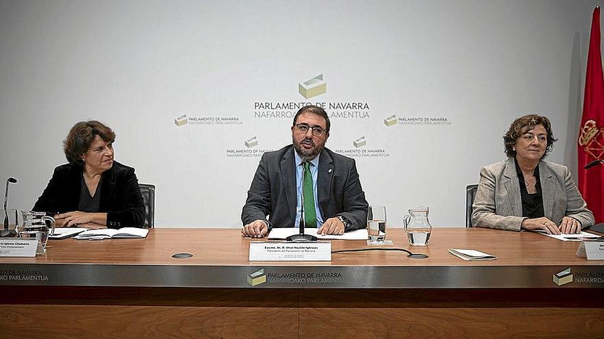 Asunción de la Iglesia, el presidente del Parlamento, Unai Hualde, y Mercedes Galán. | FOTO: PARLAMENTO FORAL