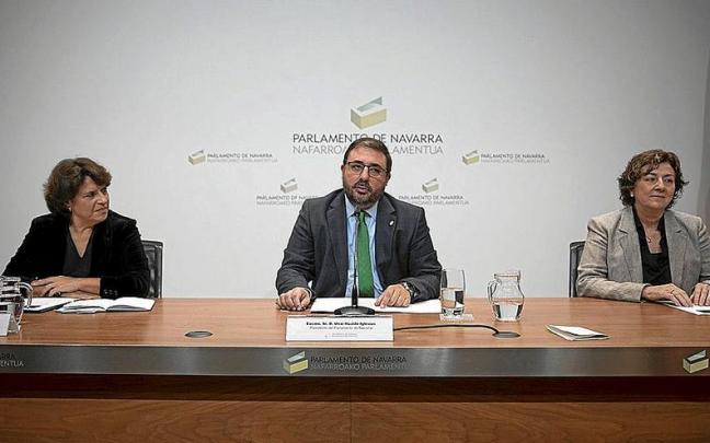 Asunción de la Iglesia, el presidente del Parlamento, Unai Hualde, y Mercedes Galán. | FOTO: PARLAMENTO FORAL
