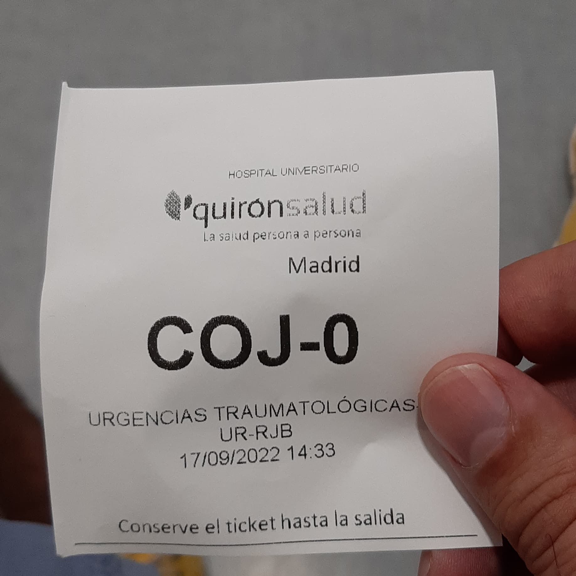El ticket que le dieron en el hospital para ser atendido en Traumatología.