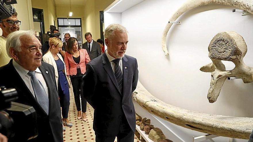 Iñigo Urkullu, junto al presidente de Aranzadi, Jokin Otamendi, ayer en Donostia. | FOTO: EFE