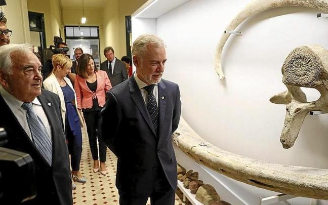 Iñigo Urkullu, junto al presidente de Aranzadi, Jokin Otamendi, ayer en Donostia. | FOTO: EFE Iñigo Urkullu, junto al presidente de Aranzadi, Jokin Otamendi, ayer en Donostia. | FOTO: EFE
