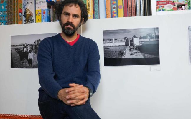 El autor junto a algunas de las imágenes que se muestran en el espacio de la calle Lascaray.