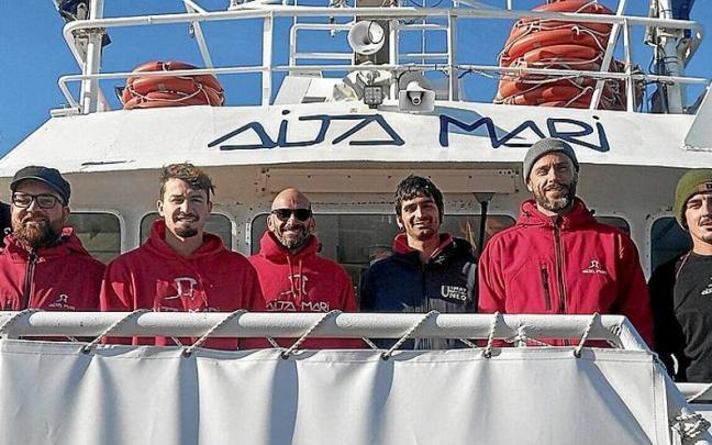 De izquierda a derecha, Vanessa Orihuela, Pablo Jáuregui, Santi Garnero, Teodoro Hormiga, Marc Pérez, Simón Vidal y Ramón Mateo, tripulación del ‘Aita Mari’. Foto: N.G. De izquierda a derecha, Vanessa Orihuela, Pablo Jáuregui, Santi Garnero, Teodoro Hormiga, Marc Pérez, Simón Vidal y Ramón Mateo, tripulación del ‘Aita Mari’. Foto: N.G.