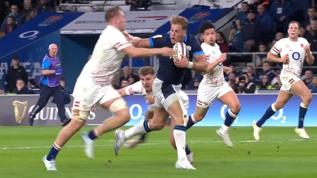 Duhan Van der Merwe se dispone a marcar su primer ensayo a Inglaterra.