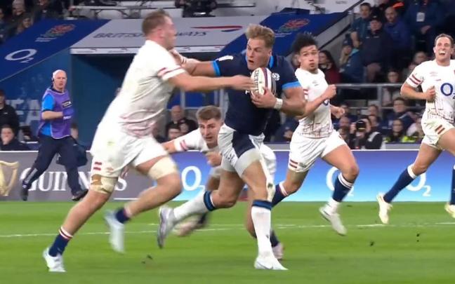 Duhan Van der Merwe se dispone a marcar su primer ensayo a Inglaterra.