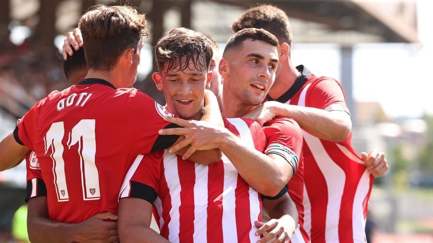Goti y Sillero abrazan a Luis Bilbao, el autor del único gol del Bilbao Athletic.