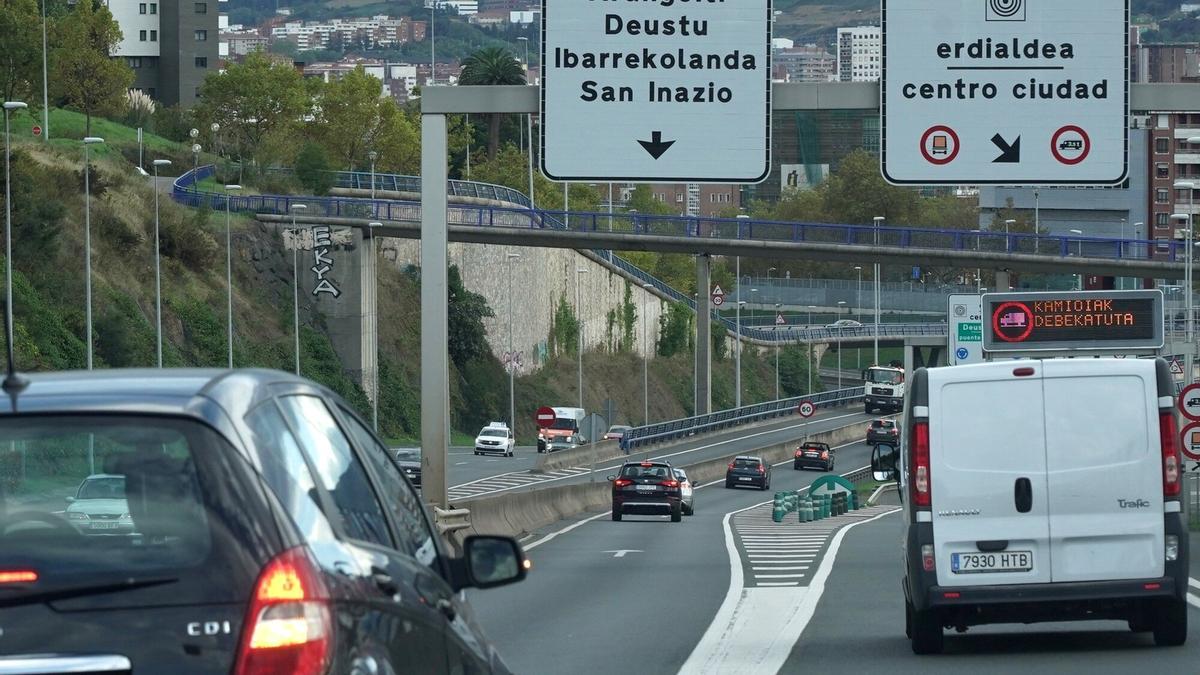 Varios vehículos acceden a Bilbao desde la bajada del alto de Enekuri, una de las principales entradas a la capital vizcaina.