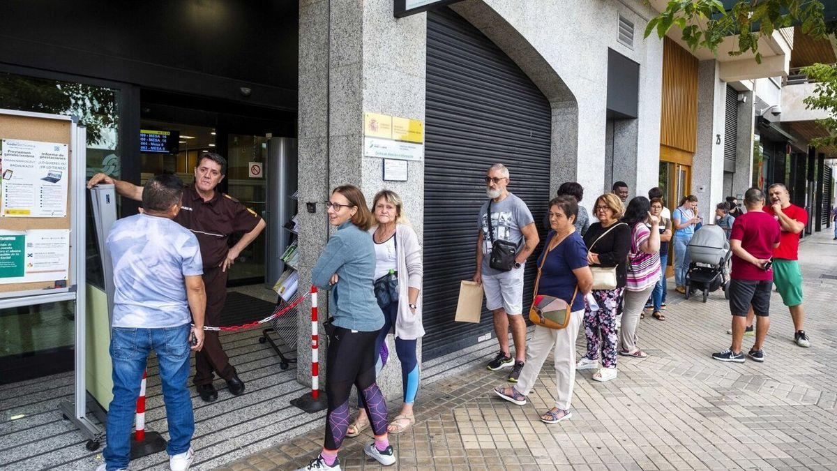 Cola de personas que esperan ser atendidas en el Centro de Atención e Información de la Seguridad Social, ubicado en la calle Yanguas y Miranda de Pamplona.