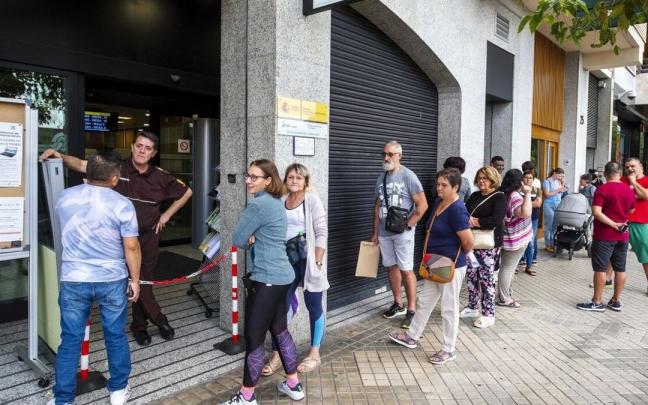 Cola de personas que esperan ser atendidas en el Centro de Atención e Información de la Seguridad Social, ubicado en la calle Yanguas y Miranda de Pamplona. Cola de personas que esperan ser atendidas en el Centro de Atención e Información de la Seguridad Social, ubicado en la calle Yanguas y Miranda de Pamplona.