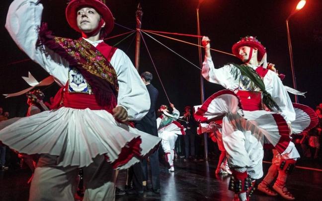 Imagen del espectáculo 'Jazoerak / Sucesos', de Kukai Dantza, que acogió el pasado octubre el frontón Labrit el marco de los Encuentros 72-22.