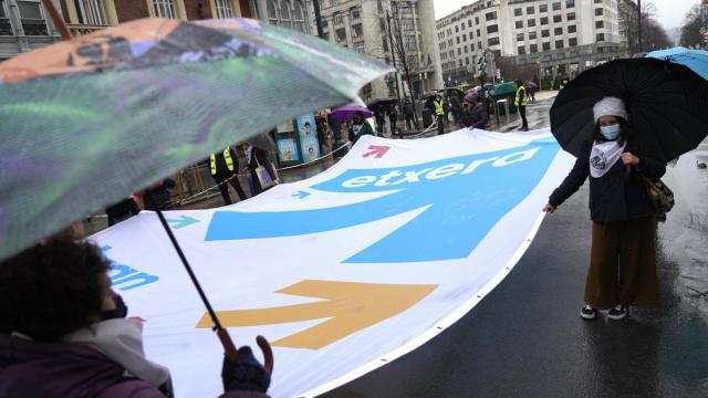 Varias personas sujetan una pancarta de la Asociación de familiares de presos de ETA, 'Etxerat' durante una manifestación en Bilbao.