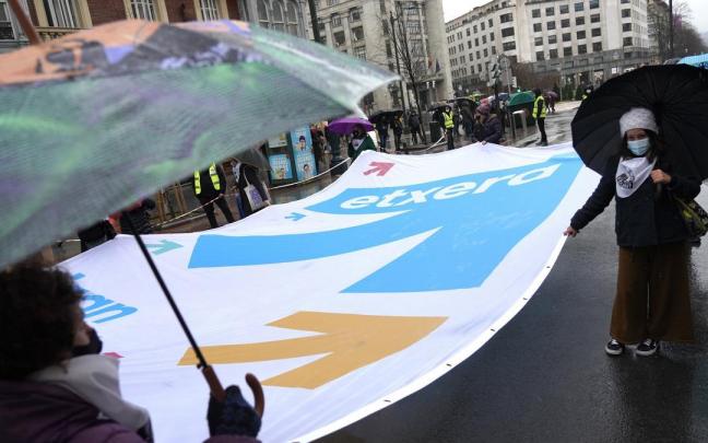 Varias personas sujetan una pancarta de la Asociación de familiares de presos de ETA, 'Etxerat' durante una manifestación en Bilbao. Varias personas sujetan una pancarta de la Asociación de familiares de presos de ETA, 'Etxerat' durante una manifestación en Bilbao.