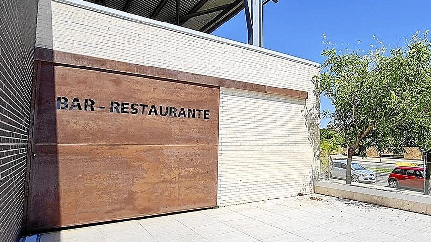 La entrada al bar cerrado en las instalaciones de Clara Campoamor.