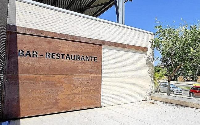 La entrada al bar cerrado en las instalaciones de Clara Campoamor. La entrada al bar cerrado en las instalaciones de Clara Campoamor.