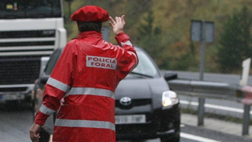 Imagen de recurso de un Policía Foral dirigiendo el tráfico