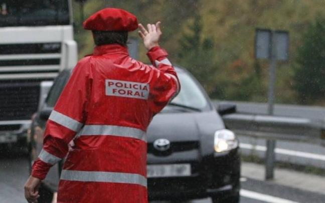 Imagen de recurso de un Policía Foral dirigiendo el tráfico