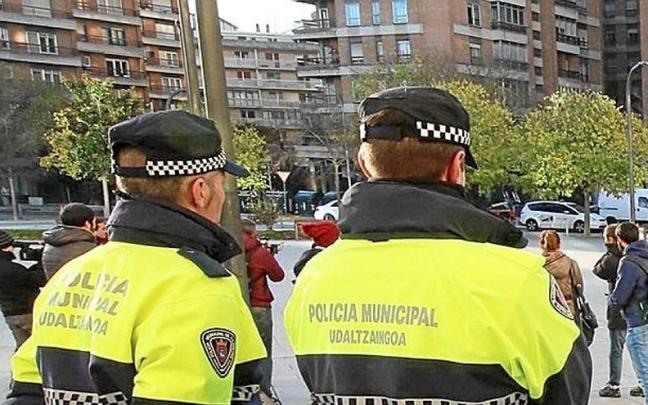 Dos agentes de la Polic&iacute;a Municipal, en una imagen de archivo. | FOTO: JAVIER BERGASA