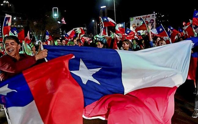 Los defensores del ‘Rechazo’ celebran los resultados del referéndum. Los defensores del ‘Rechazo’ celebran los resultados del referéndum.