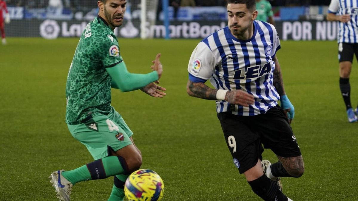 El delantero albiazul Miguel trata de zafarse de un defensor del Levante en la derrota de los albiazules por 0-2