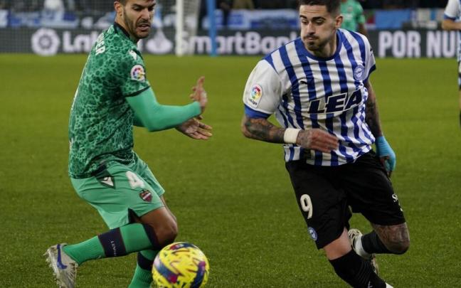 El delantero albiazul Miguel trata de zafarse de un defensor del Levante en la derrota de los albiazules por 0-2