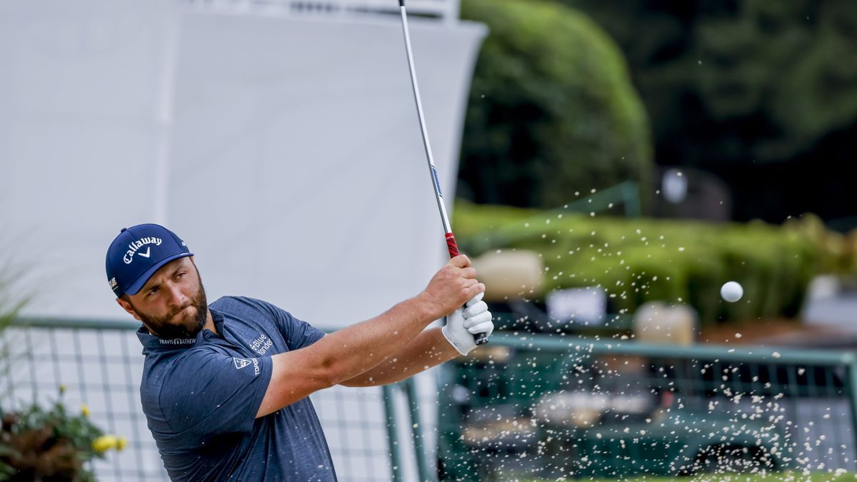 Jon Rahm juega desde un búnker ayer en la ronda de entrenamiento en East Lake. Foto: Efe