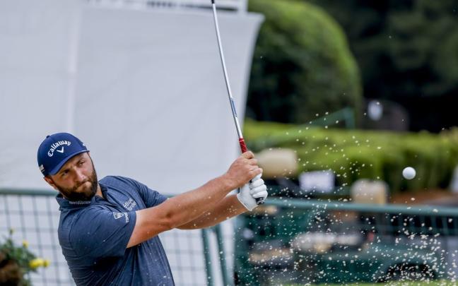 Jon Rahm juega desde un búnker ayer en la ronda de entrenamiento en East Lake. Foto: Efe