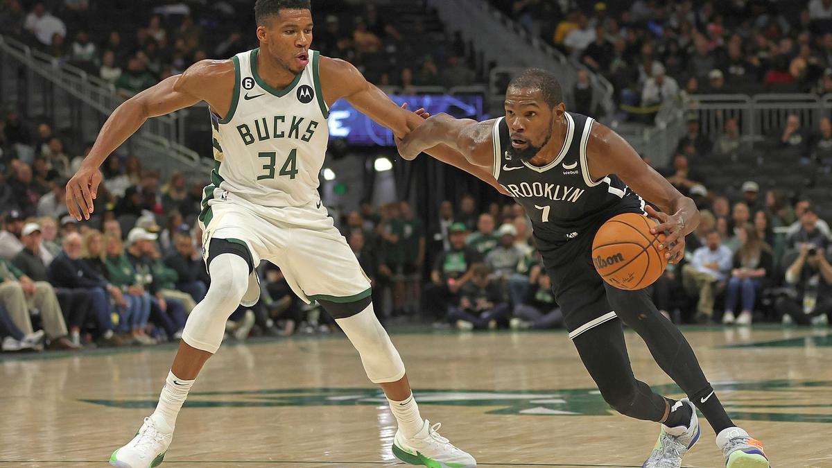 Kevin Durant penetra a canasta ante la defensa de Giannis Antetokounmpo.