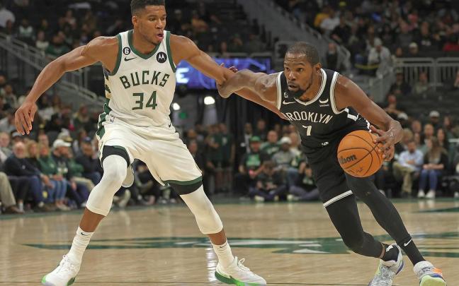Kevin Durant penetra a canasta ante la defensa de Giannis Antetokounmpo.