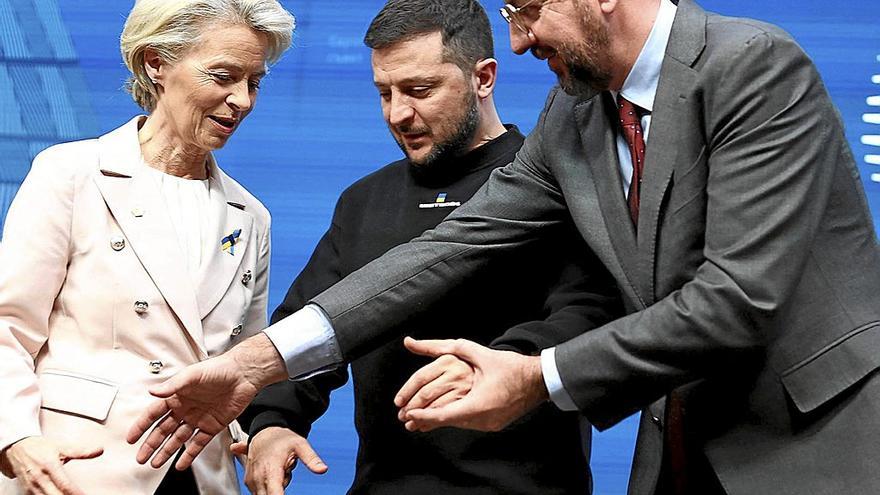 Ursula von der Leyen, Volodímir Zelenski y Charles Michel se dan la mano en la conferencia conjunta en Bruselas.