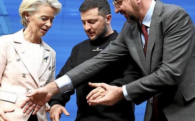 Ursula von der Leyen, Volod&iacute;mir Zelenski y Charles Michel se dan la mano en la conferencia conjunta en Bruselas.